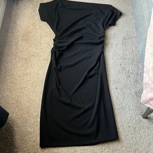 GIBSON & LATIMER BLACK ASYMMETRIC ONE SHOULDER SHORT SLEEVE RUCHED MIDI DRESS